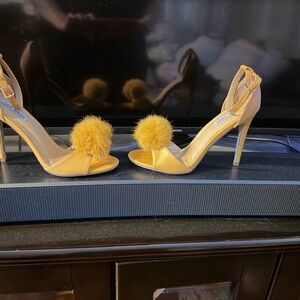 Chic Yellow Cape Robin Pom-Pom Heels 8.5 women’s